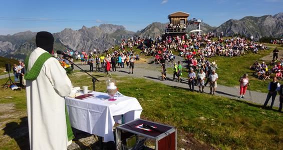 Morning pint and mountain fair at the Sonnenkopf